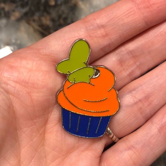 Disney Accessories - Disney Goofy Cupcake Pin